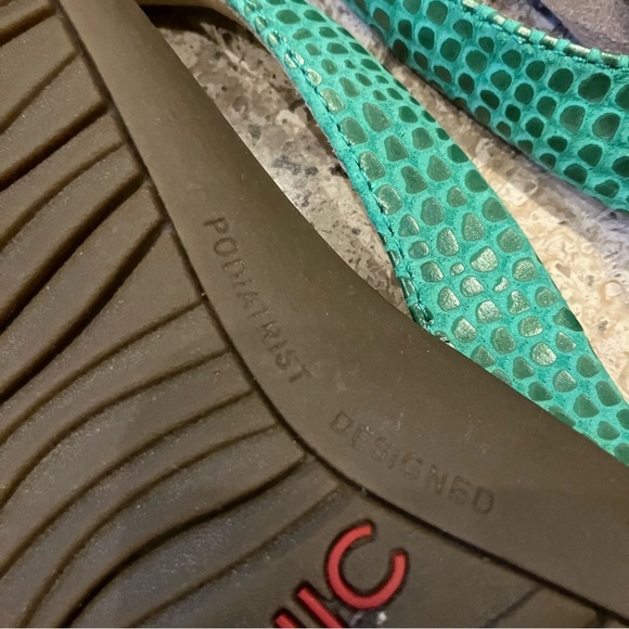 Women's Vionic Dillon Green Lizard Leather Flipflop Sandals (8.5) - Picture 6 of 10